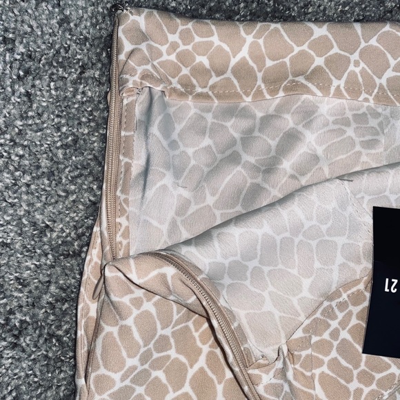 Giraffe Print Flowy Pants - Picture 7 of 8